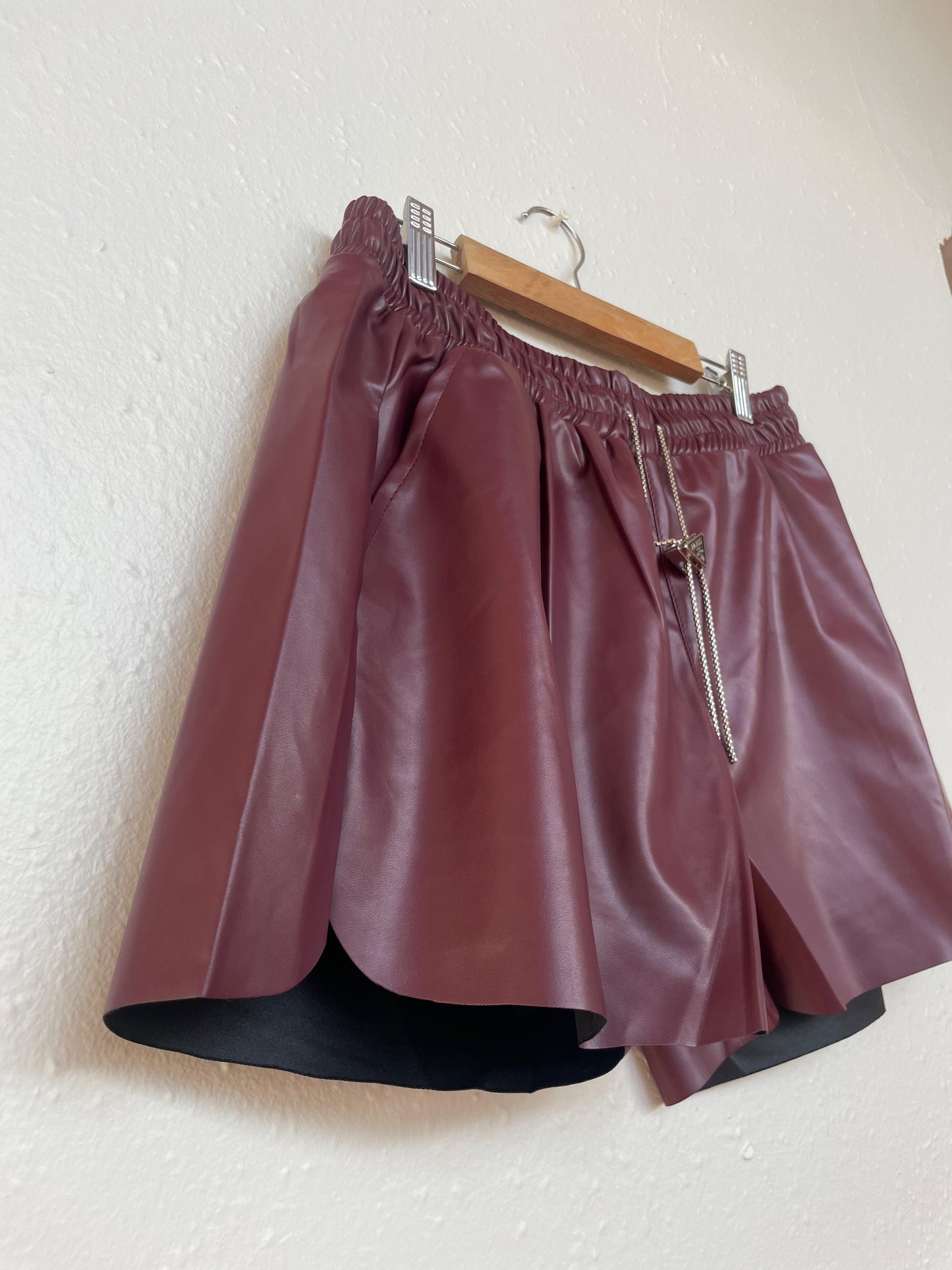 Short estilo Prada de eco cuero