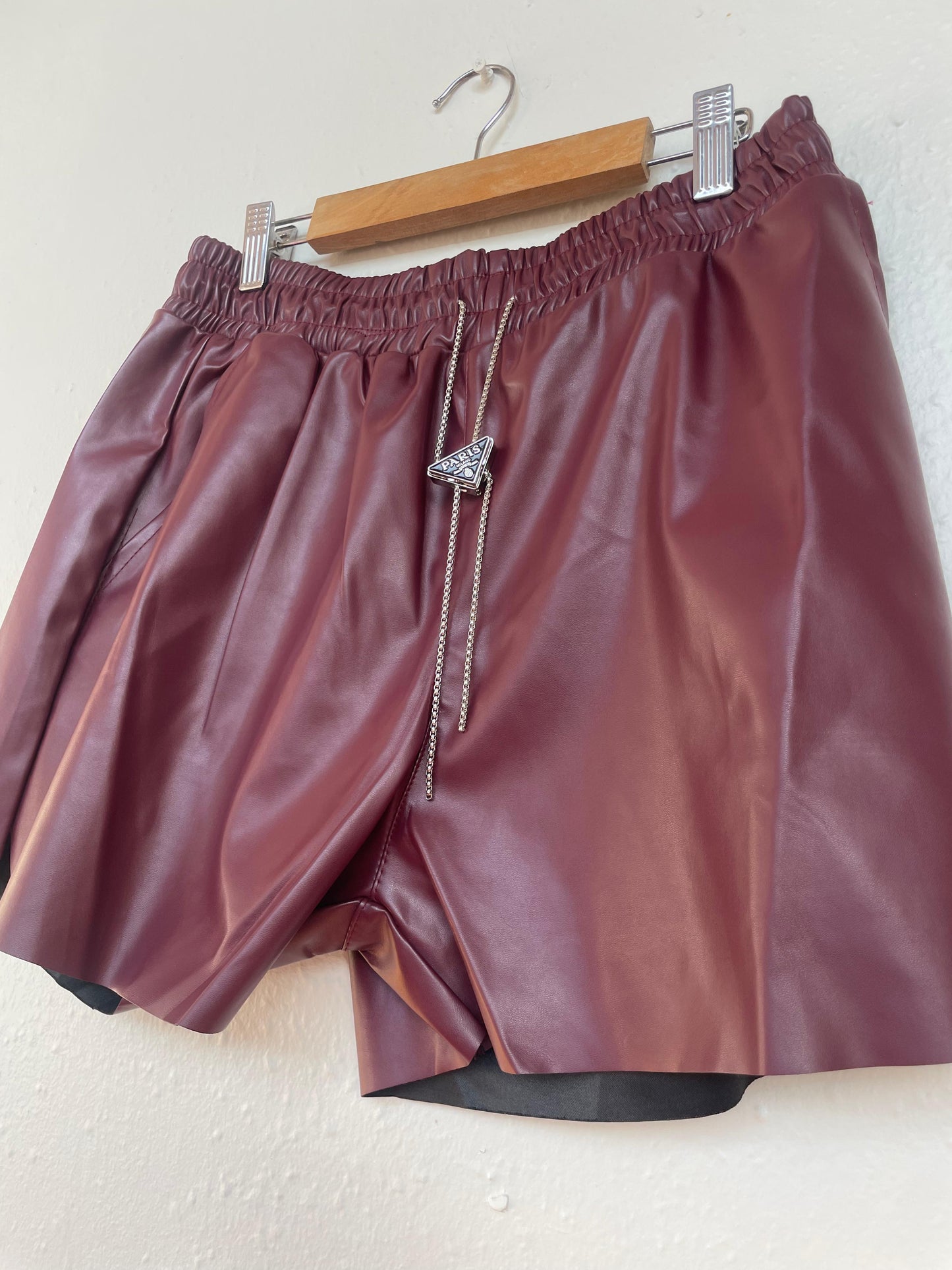 Short estilo Prada de eco cuero