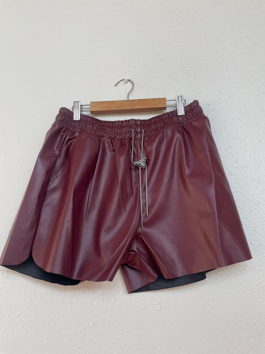 Short estilo Prada de eco cuero